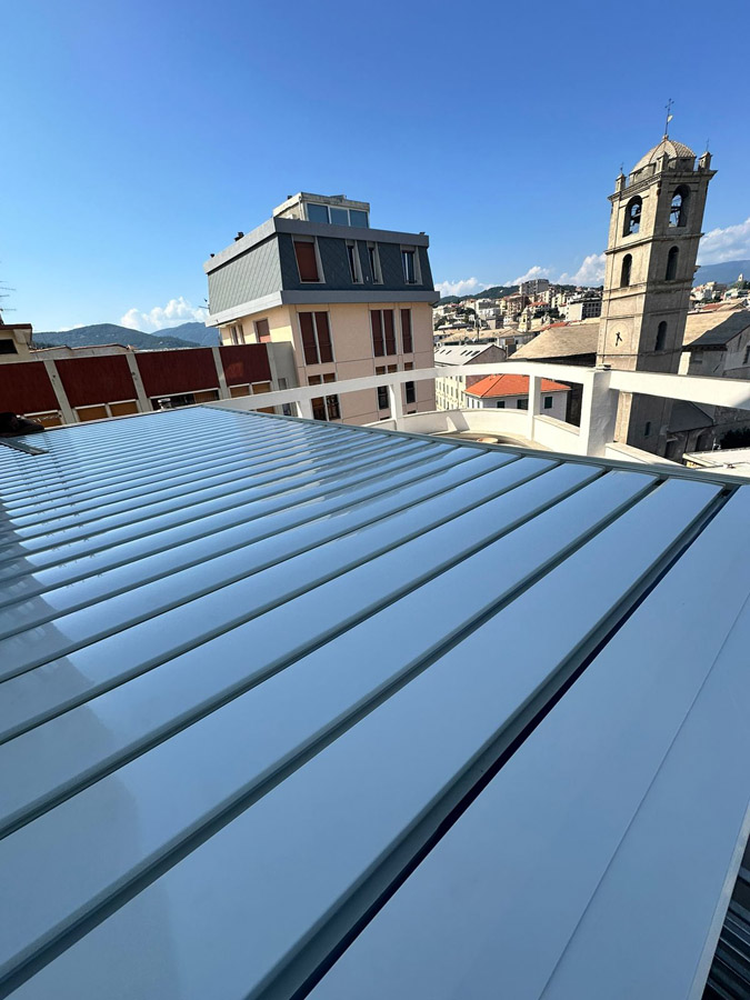 Realizzazione pergola bioclimatica con tende perimetrali filtranti Realizzazione pergola bioclimatica con tende perimetrali filtranti