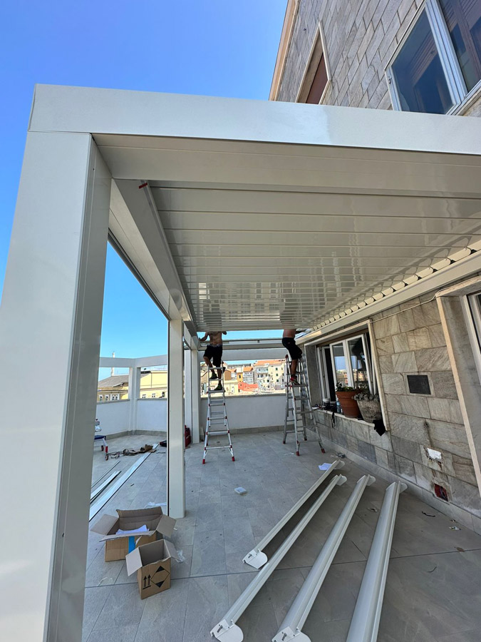 Realizzazione pergola bioclimatica con tende perimetrali filtranti Realizzazione pergola bioclimatica con tende perimetrali filtranti