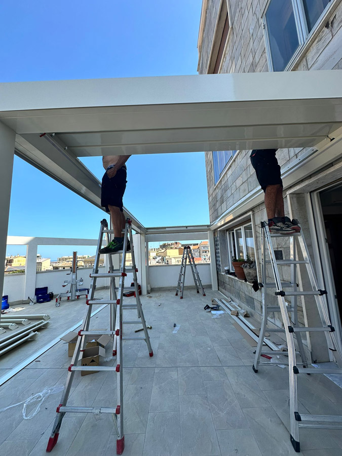 Realizzazione pergola bioclimatica con tende perimetrali filtranti Realizzazione pergola bioclimatica con tende perimetrali filtranti