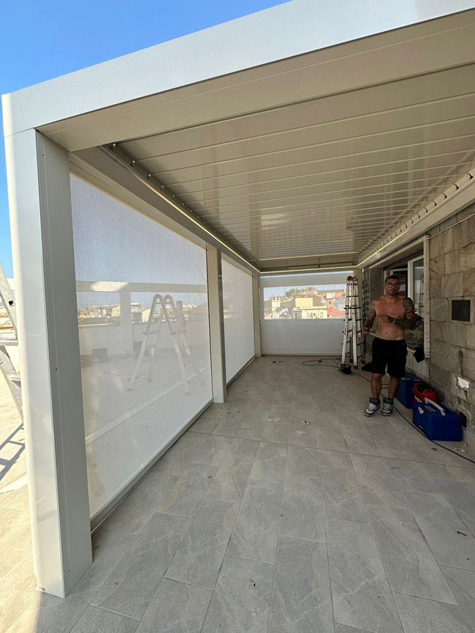 Realizzazione pergola bioclimatica con tende perimetrali filtranti Realizzazione pergola bioclimatica con tende perimetrali filtranti