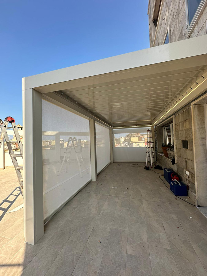 Realizzazione pergola bioclimatica con tende perimetrali filtranti Realizzazione pergola bioclimatica con tende perimetrali filtranti