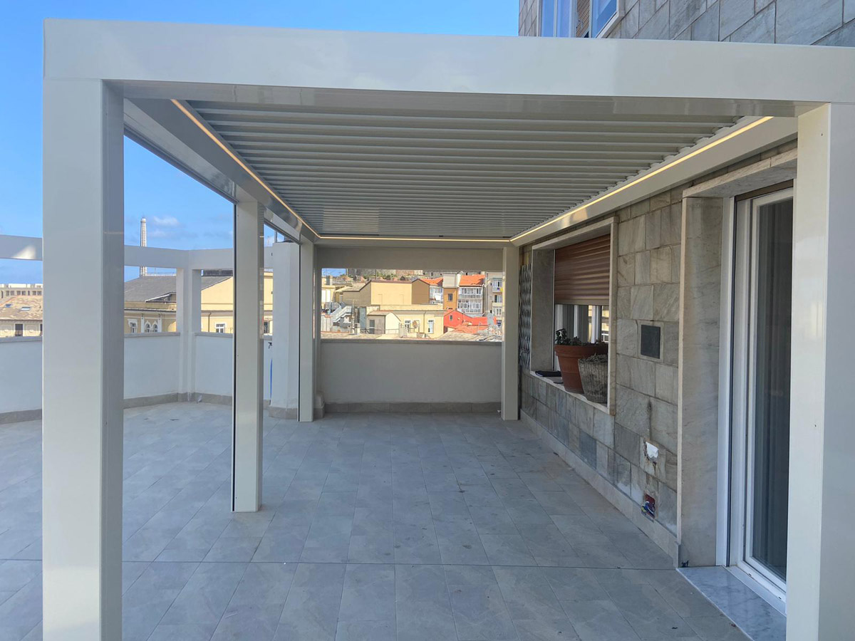 Realizzazione pergola bioclimatica con tende perimetrali filtranti Realizzazione pergola bioclimatica con tende perimetrali filtranti