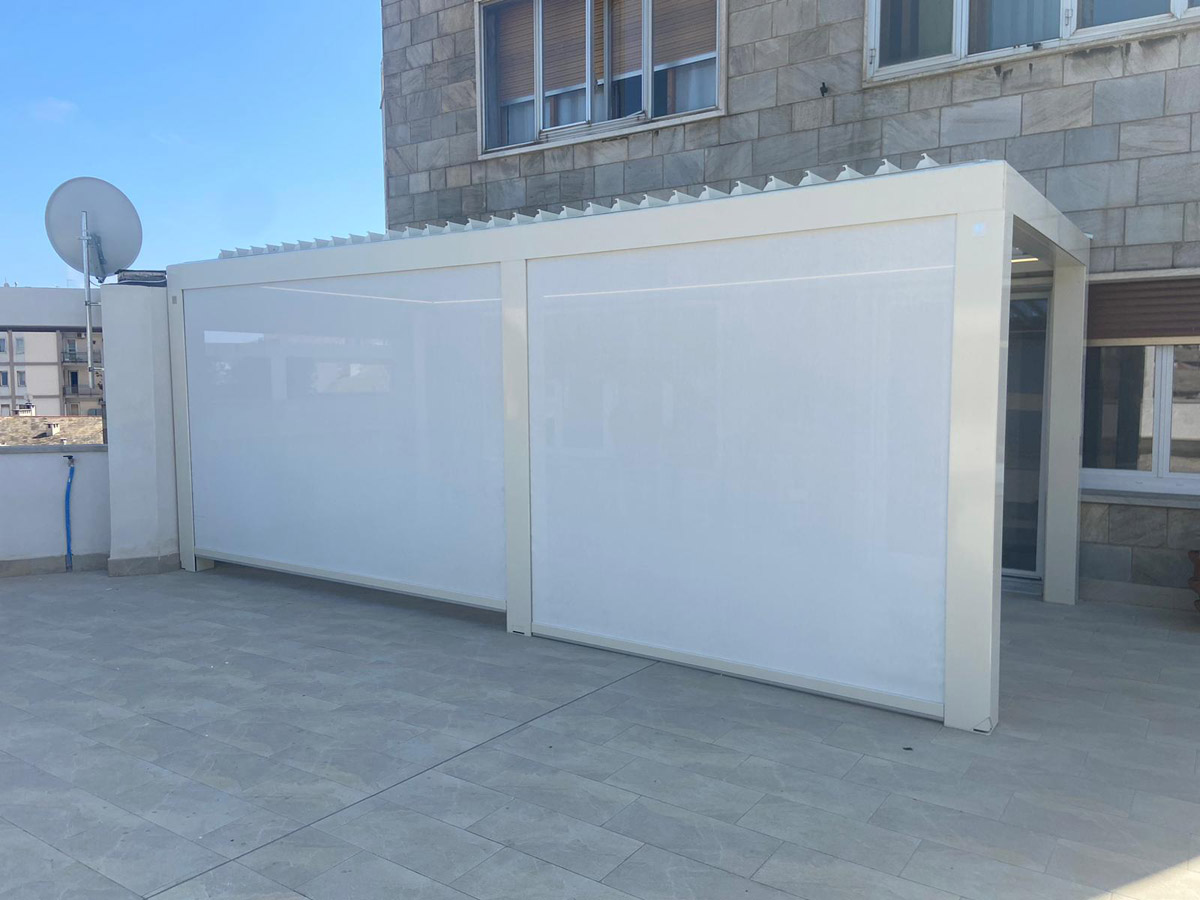 Realizzazione pergola bioclimatica con tende perimetrali filtranti Realizzazione pergola bioclimatica con tende perimetrali filtranti